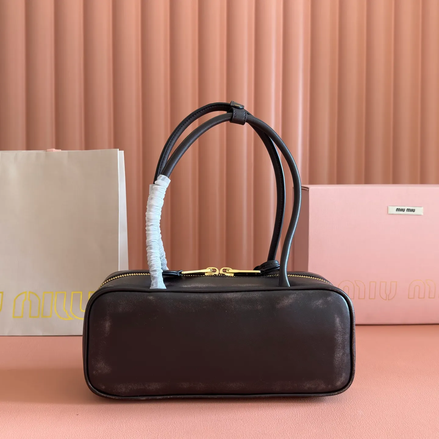p1600💋💋💋【Full set of packaging at the counter】M’s 25ss shoulder bag 〰️ is very popular on the Internet. The super beautiful Beau handbag combines retro style with contemporary spirit, it’s really awesome! ! Made of top-grade imported calfskin, the leather is smooth, delicate and soft, and it looks nice when carried on the back. The simple design is easy to match, and the capacity can hold daily necessities. It is exquisite and compact. With unique handles and hanging details, it shows functionality and personality. Model: 5BB173. Size: 28x11.5x8cm