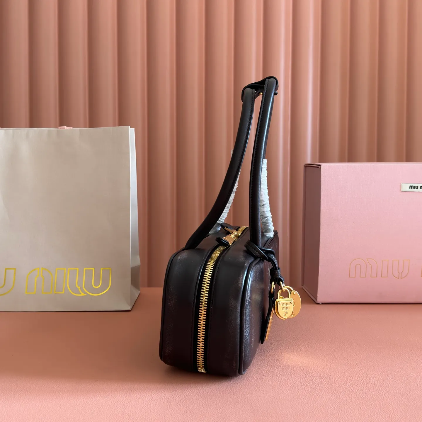 p1600💋💋💋【Full set of packaging at the counter】M’s 25ss shoulder bag 〰️ is very popular on the Internet. The super beautiful Beau handbag combines retro style with contemporary spirit, it’s really awesome! ! Made of top-grade imported calfskin, the leather is smooth, delicate and soft, and it looks nice when carried on the back. The simple design is easy to match, and the capacity can hold daily necessities. It is exquisite and compact. With unique handles and hanging details, it shows functionality and personality. Model: 5BB173. Size: 28x11.5x8cm