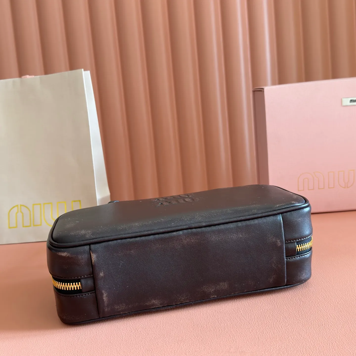 p1600💋💋💋【Full set of packaging at the counter】M’s 25ss shoulder bag 〰️ is very popular on the Internet. The super beautiful Beau handbag combines retro style with contemporary spirit, it’s really awesome! ! Made of top-grade imported calfskin, the leather is smooth, delicate and soft, and it looks nice when carried on the back. The simple design is easy to match, and the capacity can hold daily necessities. It is exquisite and compact. With unique handles and hanging details, it shows functionality and personality. Model: 5BB173. Size: 28x11.5x8cm