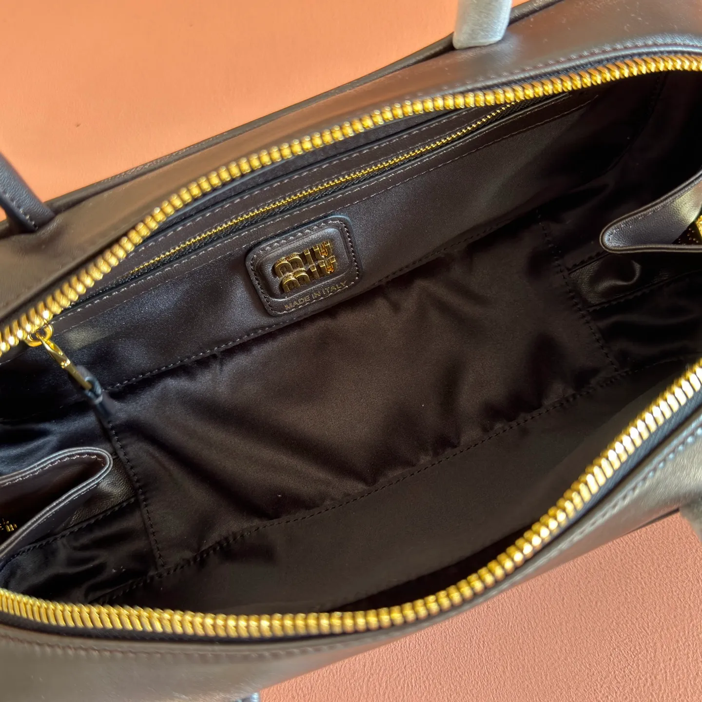 p1600💋💋💋【Full set of packaging at the counter】M’s 25ss shoulder bag 〰️ is very popular on the Internet. The super beautiful Beau handbag combines retro style with contemporary spirit, it’s really awesome! ! Made of top-grade imported calfskin, the leather is smooth, delicate and soft, and it looks nice when carried on the back. The simple design is easy to match, and the capacity can hold daily necessities. It is exquisite and compact. With unique handles and hanging details, it shows functionality and personality. Model: 5BB173. Size: 28x11.5x8cm