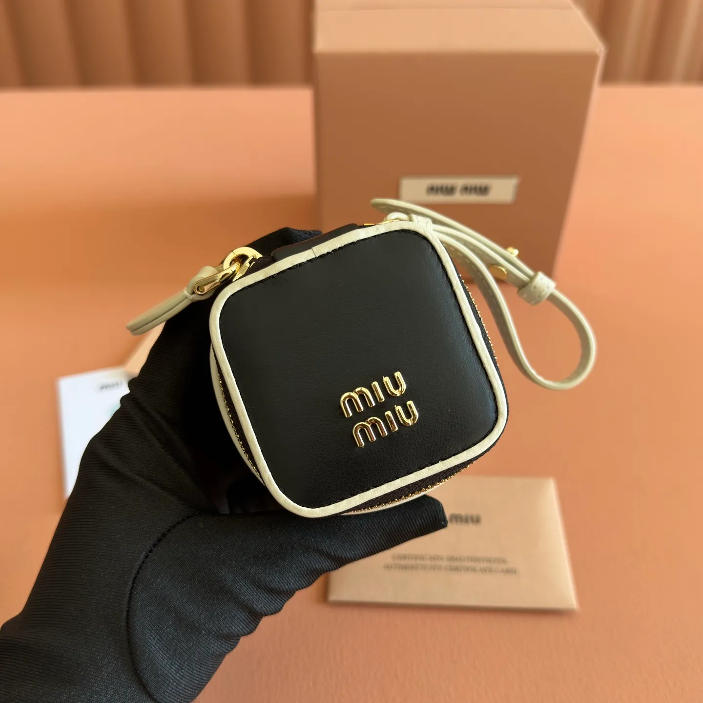 [Special grade hardware original leather]~White with black imported cow leather pendant Size: w6×h6×d4cm No.: MM220_5TL527