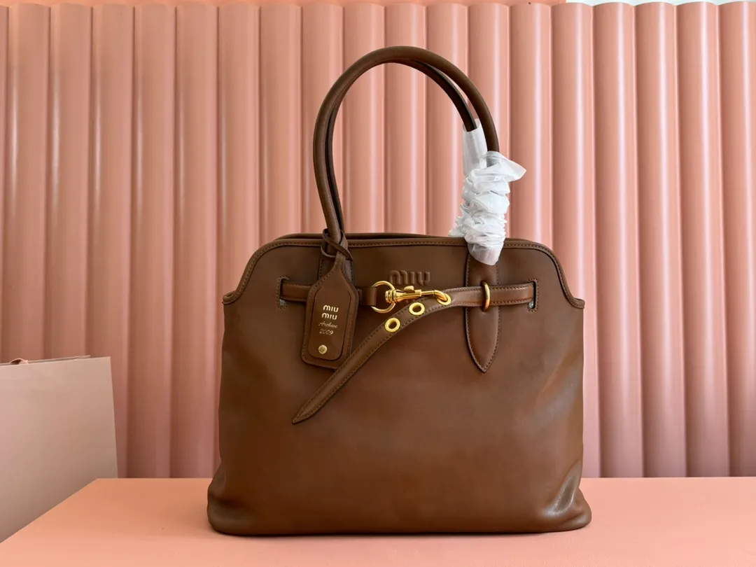 p2300💋💋💋Original leather Miu women's Nappa sheepskin handbag, inspired by the archive design, the structure has been adjusted to become lighter and rejuvenate with a new personality, creating a classic item with timeless charm. Decorated with an embossed monogram logo for an added signature touch 👝 Comes with handles for use as a tote or shoulder bag! Removable charm, antiqued gold-tone hardware, embossed lettering logo on front, lined interior, zip pocket and patch pocket! Size: 31✖️40✖️13cm Style number: 5BG291