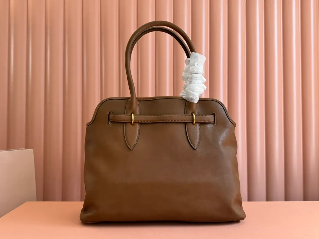 p2300💋💋💋Original leather Miu women's Nappa sheepskin handbag, inspired by the archive design, the structure has been adjusted to become lighter and rejuvenate with a new personality, creating a classic item with timeless charm. Decorated with an embossed monogram logo for an added signature touch 👝 Comes with handles for use as a tote or shoulder bag! Removable charm, antiqued gold-tone hardware, embossed lettering logo on front, lined interior, zip pocket and patch pocket! Size: 31✖️40✖️13cm Style number: 5BG291