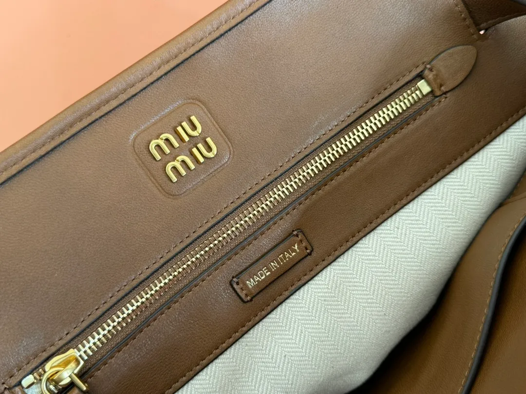 p2300💋💋💋Original leather Miu women's Nappa sheepskin handbag, inspired by the archive design, the structure has been adjusted to become lighter and rejuvenate with a new personality, creating a classic item with timeless charm. Decorated with an embossed monogram logo for an added signature touch 👝 Comes with handles for use as a tote or shoulder bag! Removable charm, antiqued gold-tone hardware, embossed lettering logo on front, lined interior, zip pocket and patch pocket! Size: 31✖️40✖️13cm Style number: 5BG291