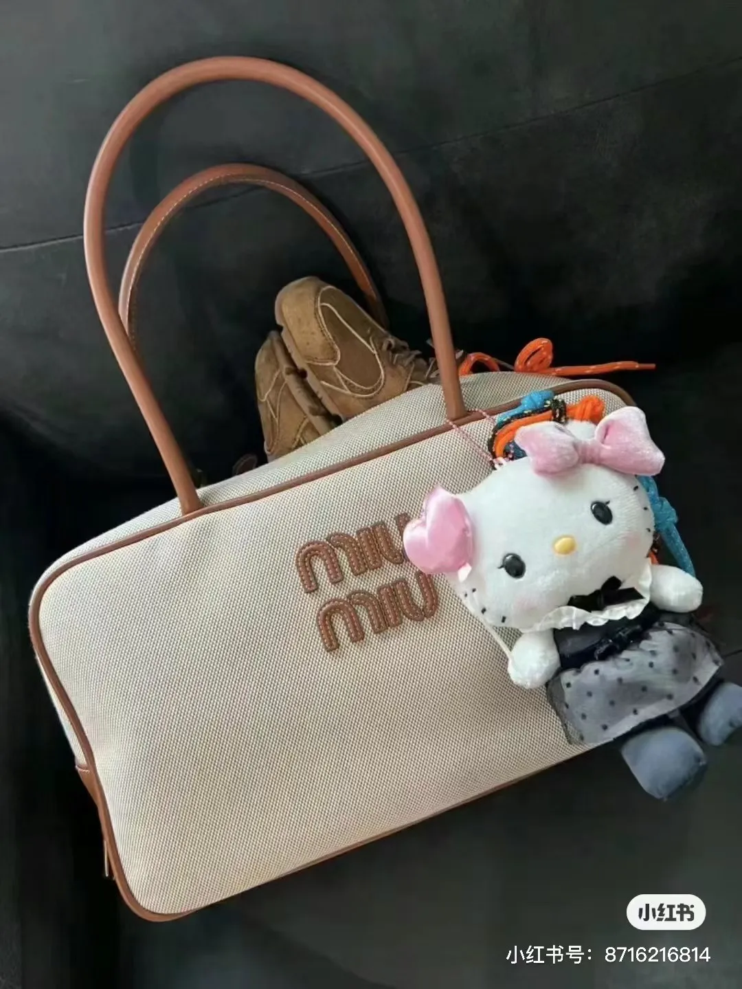 p1760. MIU's new product [original leather with counter packaging] Beau cow leather handbag/shoulder bag ~ canvas with brown leather [new version briefcase] This Beau handbag is made of soft and smooth cow leather, with exquisite details such as gold-plated hardware and accessories, and the embossed letter logo highlights the classic style. Size:W34×H23×D10cm