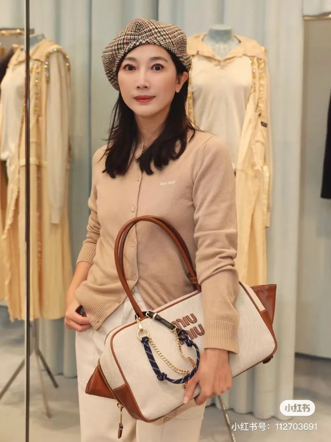 p1760. MIU's new product [original leather with counter packaging] Beau cow leather handbag/shoulder bag ~ canvas with brown leather [new version briefcase] This Beau handbag is made of soft and smooth cow leather, with exquisite details such as gold-plated hardware and accessories, and the embossed letter logo highlights the classic style. Size:W34×H23×D10cm