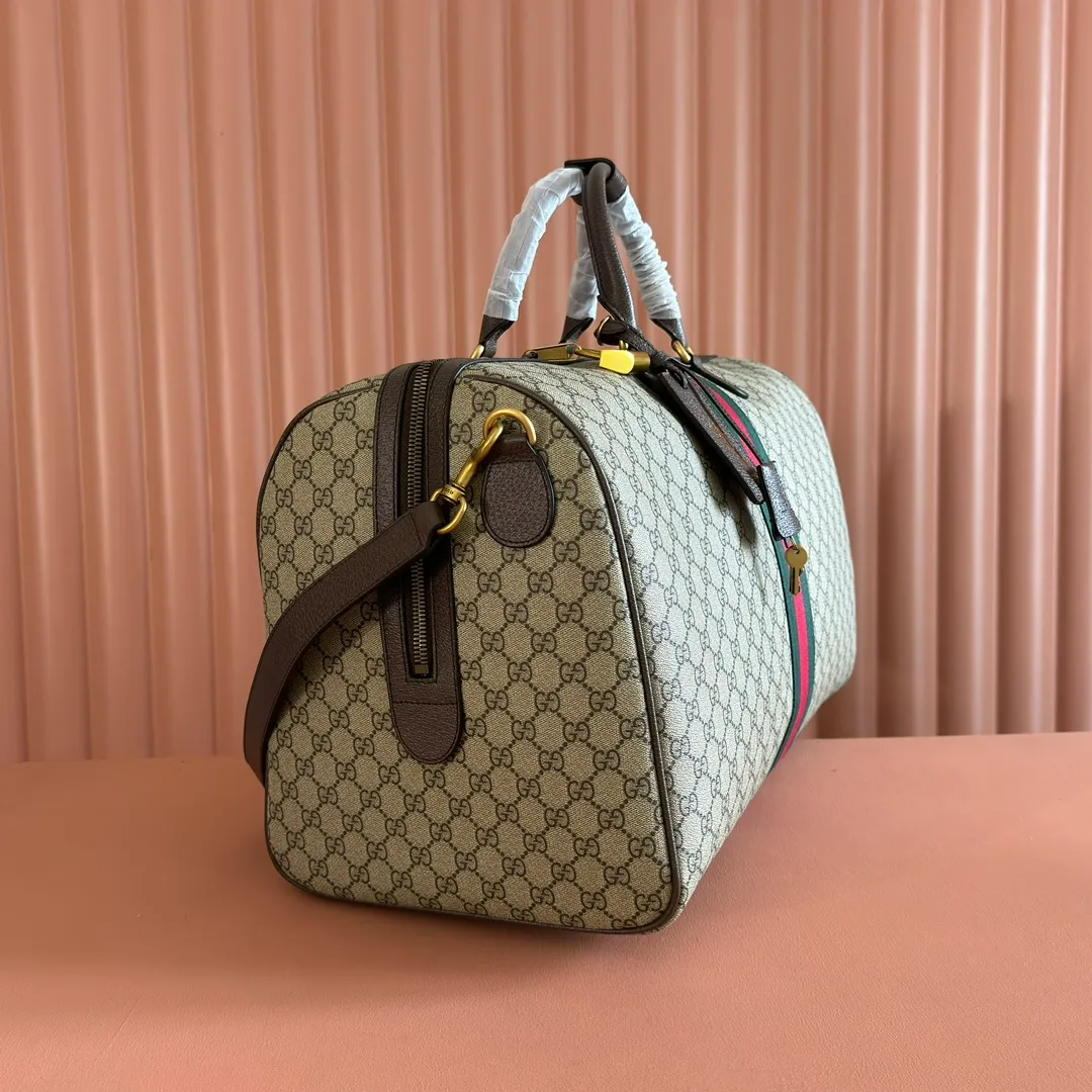 p1700. 💋💋"With full set of original gift bag packaging" [New Product] The Gucci Savoy series is an ingenious combination of beige and dark brown colors, with classic silhouettes and soft-touch fabrics. This travel bag is made of coated fabric with a GG monogram pattern and is intricately embellished with the Double G logo and webbing details. Beige and dark brown GG monogram coated fabric Dark brown leather piping Gold-toned hardware Green linen cotton blend lining Double G Web detail Capacity: 30 liters Interior: One zip pocket Outside: One removable bellman ID tag, one lock, one keychain Carry handle (11 cm high) Removable and adjustable leather shoulder strap (length adjustable between 91 cm and 145 cm) Zip closure Ident No.: 834458. Dimensions: 52cm (width) x 33cm (height) x 28cm (depth) Weight: about 3kg Color: Brown/PVC. Made in Italy