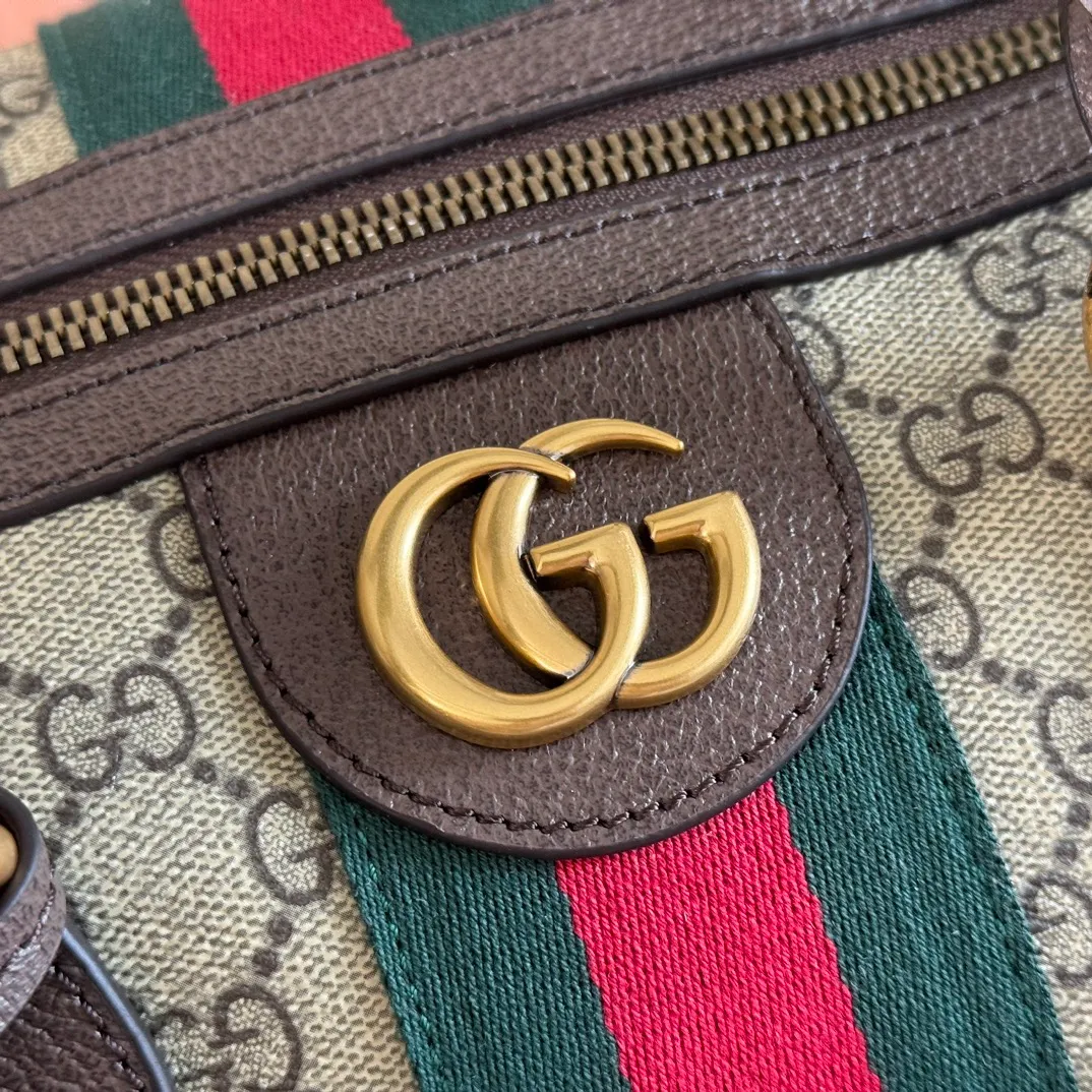 p1700. 💋💋"With full set of original gift bag packaging" [New Product] The Gucci Savoy series is an ingenious combination of beige and dark brown colors, with classic silhouettes and soft-touch fabrics. This travel bag is made of coated fabric with a GG monogram pattern and is intricately embellished with the Double G logo and webbing details. Beige and dark brown GG monogram coated fabric Dark brown leather piping Gold-toned hardware Green linen cotton blend lining Double G Web detail Capacity: 30 liters Interior: One zip pocket Outside: One removable bellman ID tag, one lock, one keychain Carry handle (11 cm high) Removable and adjustable leather shoulder strap (length adjustable between 91 cm and 145 cm) Zip closure Ident No.: 834458. Dimensions: 52cm (width) x 33cm (height) x 28cm (depth) Weight: about 3kg Color: Brown/PVC. Made in Italy