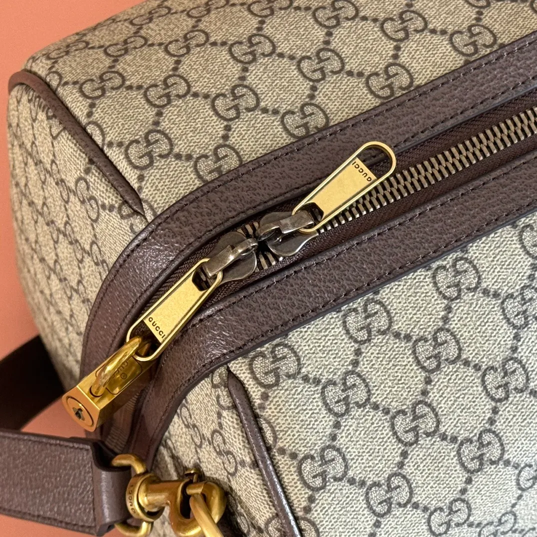 p1700. 💋💋"With full set of original gift bag packaging" [New Product] The Gucci Savoy series is an ingenious combination of beige and dark brown colors, with classic silhouettes and soft-touch fabrics. This travel bag is made of coated fabric with a GG monogram pattern and is intricately embellished with the Double G logo and webbing details. Beige and dark brown GG monogram coated fabric Dark brown leather piping Gold-toned hardware Green linen cotton blend lining Double G Web detail Capacity: 30 liters Interior: One zip pocket Outside: One removable bellman ID tag, one lock, one keychain Carry handle (11 cm high) Removable and adjustable leather shoulder strap (length adjustable between 91 cm and 145 cm) Zip closure Ident No.: 834458. Dimensions: 52cm (width) x 33cm (height) x 28cm (depth) Weight: about 3kg Color: Brown/PVC. Made in Italy