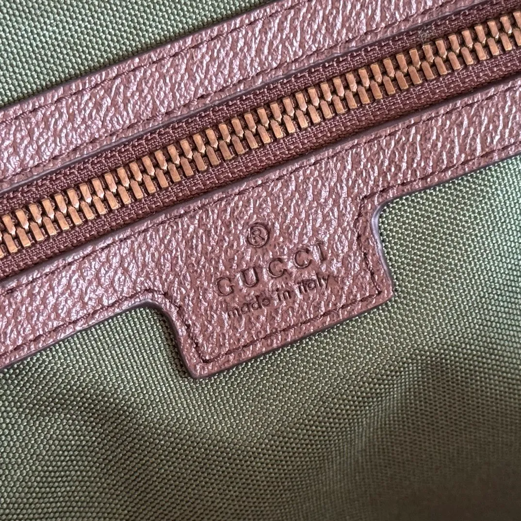 p1700. 💋💋"With full set of original gift bag packaging" [New Product] The Gucci Savoy series is an ingenious combination of beige and dark brown colors, with classic silhouettes and soft-touch fabrics. This travel bag is made of coated fabric with a GG monogram pattern and is intricately embellished with the Double G logo and webbing details. Beige and dark brown GG monogram coated fabric Dark brown leather piping Gold-toned hardware Green linen cotton blend lining Double G Web detail Capacity: 30 liters Interior: One zip pocket Outside: One removable bellman ID tag, one lock, one keychain Carry handle (11 cm high) Removable and adjustable leather shoulder strap (length adjustable between 91 cm and 145 cm) Zip closure Ident No.: 834458. Dimensions: 52cm (width) x 33cm (height) x 28cm (depth) Weight: about 3kg Color: Brown/PVC. Made in Italy