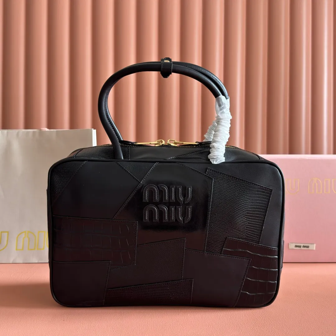 p2100💋💋💋【Original configuration counter full set】MiuMiu new splicing briefcase, heavily handmade, made of a variety of leather splicing, the bold and innovative design perfectly interprets Miu's eclectic, free and inclusive lifestyle This bag is very cool. It has an exquisite multi-functional design and combines elements of men's and women's clothing. It is casual and lazy, natural and free, full of personality. It has a large capacity and is very light. It has a brand new canvas lining and is popular all over the world. All major fashion stars love to carry it. Model: 5bb117 Size: 34X23X12cm