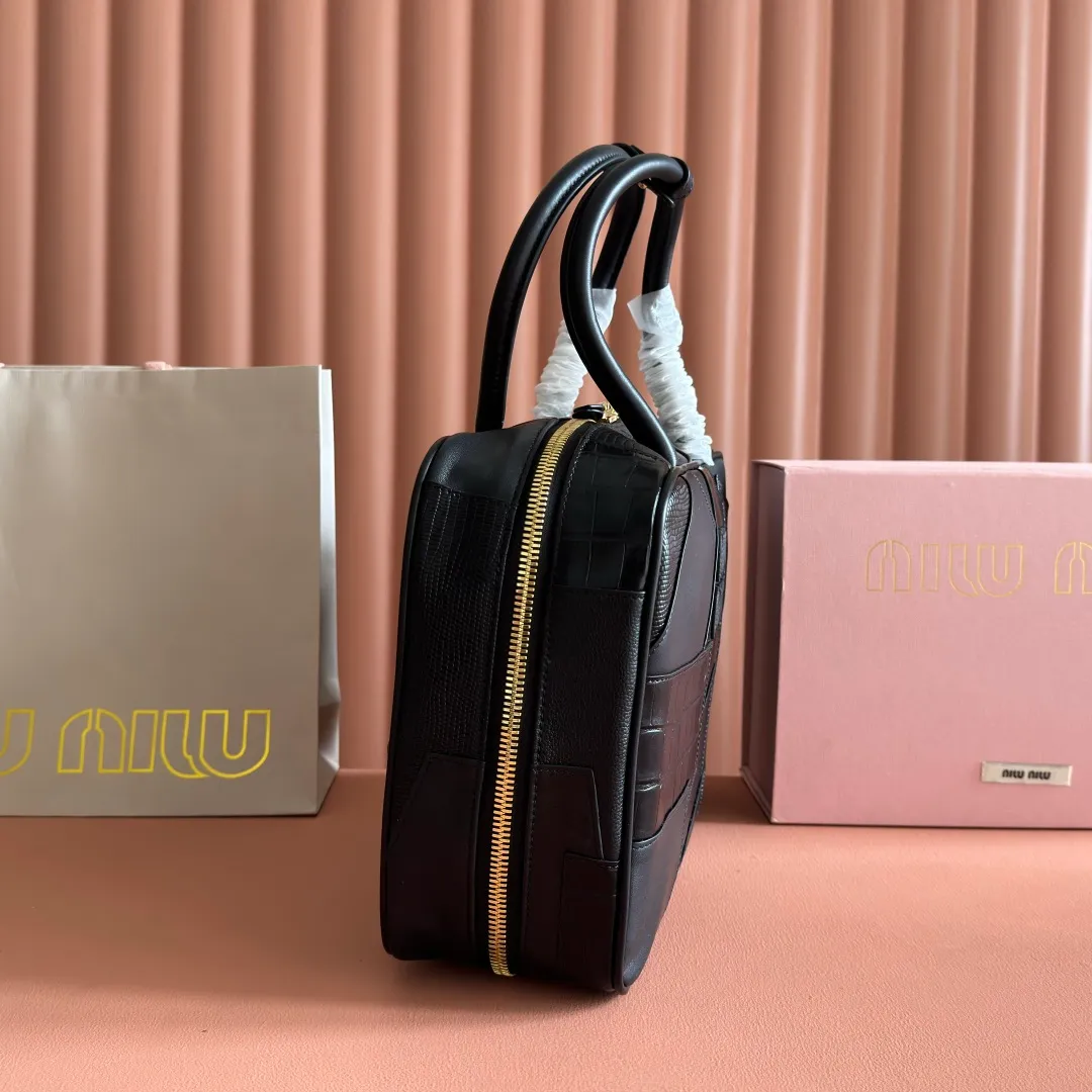 p2100💋💋💋【Original configuration counter full set】MiuMiu new splicing briefcase, heavily handmade, made of a variety of leather splicing, the bold and innovative design perfectly interprets Miu's eclectic, free and inclusive lifestyle This bag is very cool. It has an exquisite multi-functional design and combines elements of men's and women's clothing. It is casual and lazy, natural and free, full of personality. It has a large capacity and is very light. It has a brand new canvas lining and is popular all over the world. All major fashion stars love to carry it. Model: 5bb117 Size: 34X23X12cm