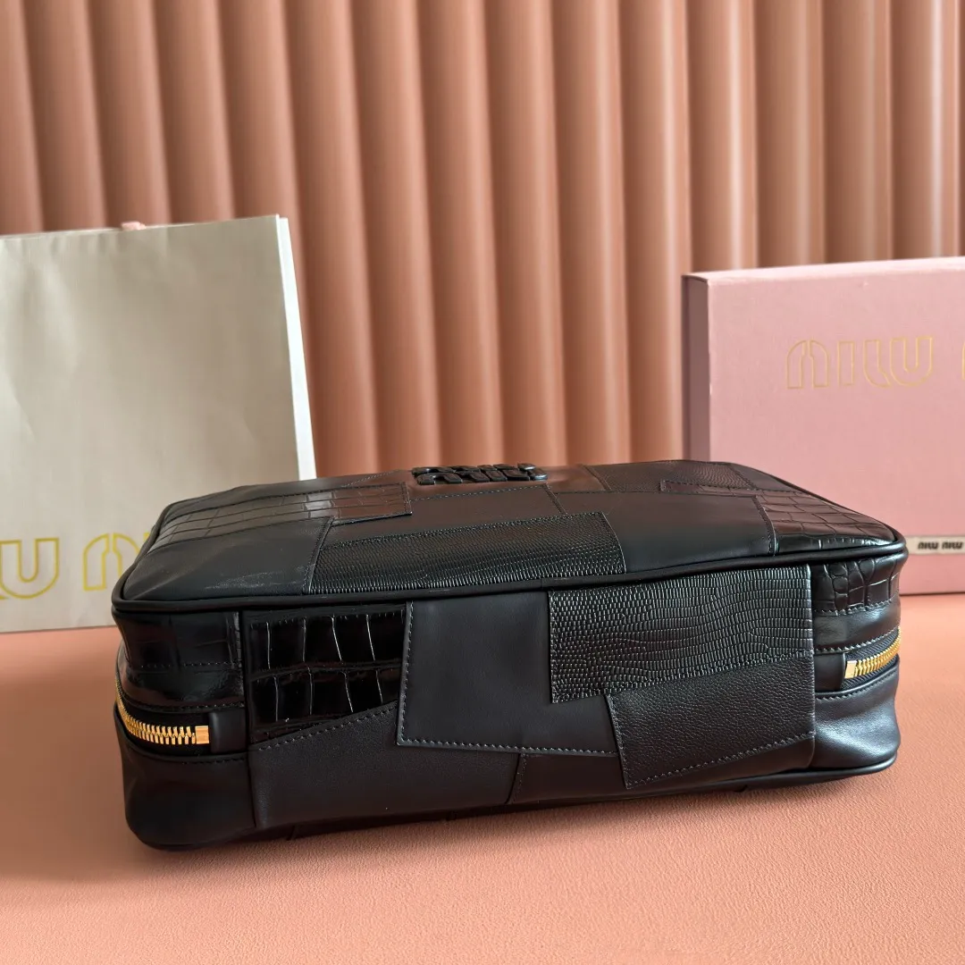 p2100💋💋💋【Original configuration counter full set】MiuMiu new splicing briefcase, heavily handmade, made of a variety of leather splicing, the bold and innovative design perfectly interprets Miu's eclectic, free and inclusive lifestyle This bag is very cool. It has an exquisite multi-functional design and combines elements of men's and women's clothing. It is casual and lazy, natural and free, full of personality. It has a large capacity and is very light. It has a brand new canvas lining and is popular all over the world. All major fashion stars love to carry it. Model: 5bb117 Size: 34X23X12cm