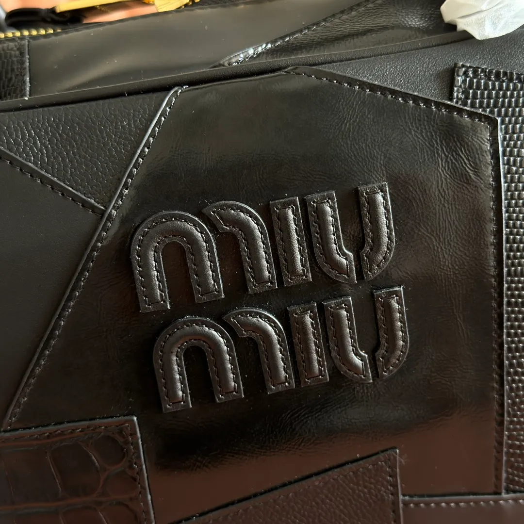 p2100💋💋💋【Original configuration counter full set】MiuMiu new splicing briefcase, heavily handmade, made of a variety of leather splicing, the bold and innovative design perfectly interprets Miu's eclectic, free and inclusive lifestyle This bag is very cool. It has an exquisite multi-functional design and combines elements of men's and women's clothing. It is casual and lazy, natural and free, full of personality. It has a large capacity and is very light. It has a brand new canvas lining and is popular all over the world. All major fashion stars love to carry it. Model: 5bb117 Size: 34X23X12cm