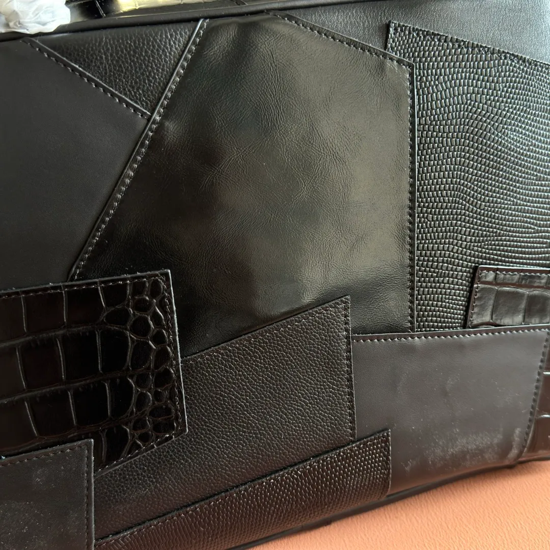 p2100💋💋💋【Original configuration counter full set】MiuMiu new splicing briefcase, heavily handmade, made of a variety of leather splicing, the bold and innovative design perfectly interprets Miu's eclectic, free and inclusive lifestyle This bag is very cool. It has an exquisite multi-functional design and combines elements of men's and women's clothing. It is casual and lazy, natural and free, full of personality. It has a large capacity and is very light. It has a brand new canvas lining and is popular all over the world. All major fashion stars love to carry it. Model: 5bb117 Size: 34X23X12cm