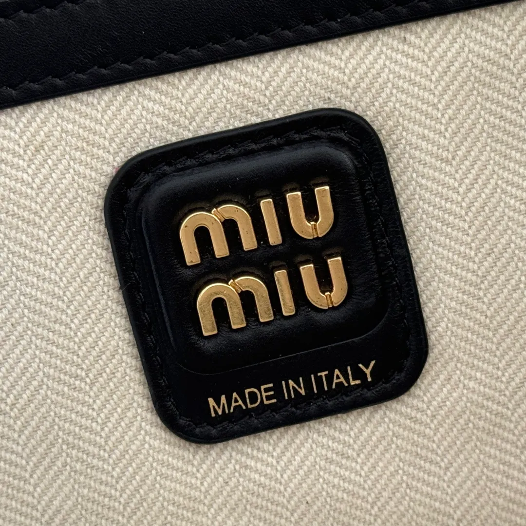 p2100💋💋💋【Original configuration counter full set】MiuMiu new splicing briefcase, heavily handmade, made of a variety of leather splicing, the bold and innovative design perfectly interprets Miu's eclectic, free and inclusive lifestyle This bag is very cool. It has an exquisite multi-functional design and combines elements of men's and women's clothing. It is casual and lazy, natural and free, full of personality. It has a large capacity and is very light. It has a brand new canvas lining and is popular all over the world. All major fashion stars love to carry it. Model: 5bb117 Size: 34X23X12cm
