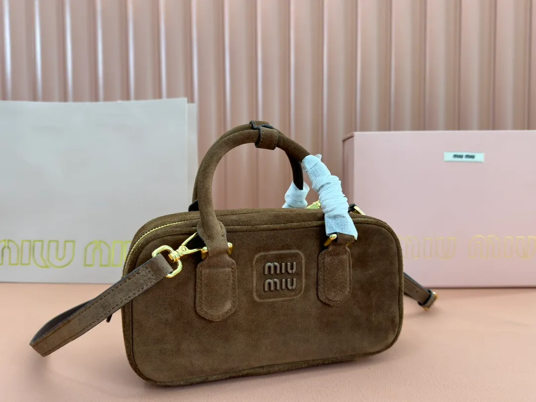 p1560💋💋💋【Full set of packaging at the counter】MIU MIU Miu Miu Caramel Bowling Upper Body Effect! Miu Miu Women's Arcadia Cowhide Handbag Crossbody Bag👝Lightly padded design makes the handbag look fuller, showing a cosmopolitan style. The letter logo, which echoes the finish of the metal hardware, straddles the line between function and decoration, giving this handbag a unique aesthetic and classic feel. Size: 22✖️10.5✖️7.5cm Style number: 5bb142 brown frosted