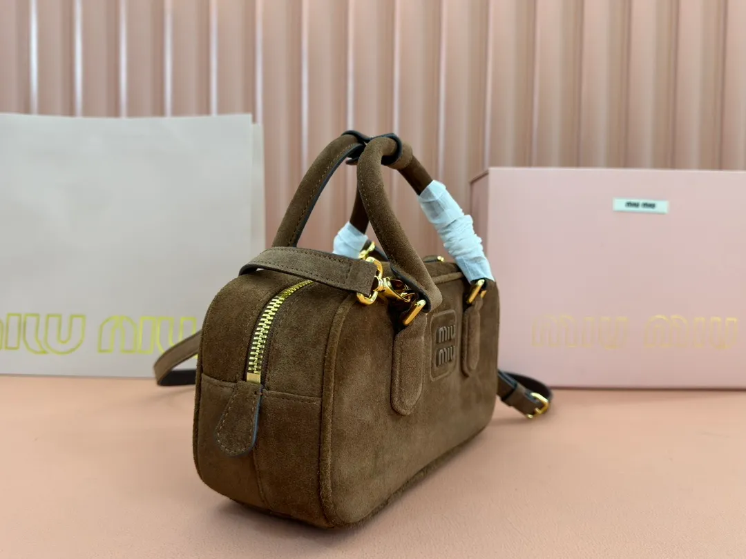 p1560💋💋💋【Full set of packaging at the counter】MIU MIU Miu Miu Caramel Bowling Upper Body Effect! Miu Miu Women's Arcadia Cowhide Handbag Crossbody Bag👝Lightly padded design makes the handbag look fuller, showing a cosmopolitan style. The letter logo, which echoes the finish of the metal hardware, straddles the line between function and decoration, giving this handbag a unique aesthetic and classic feel. Size: 22✖️10.5✖️7.5cm Style number: 5bb142 brown frosted