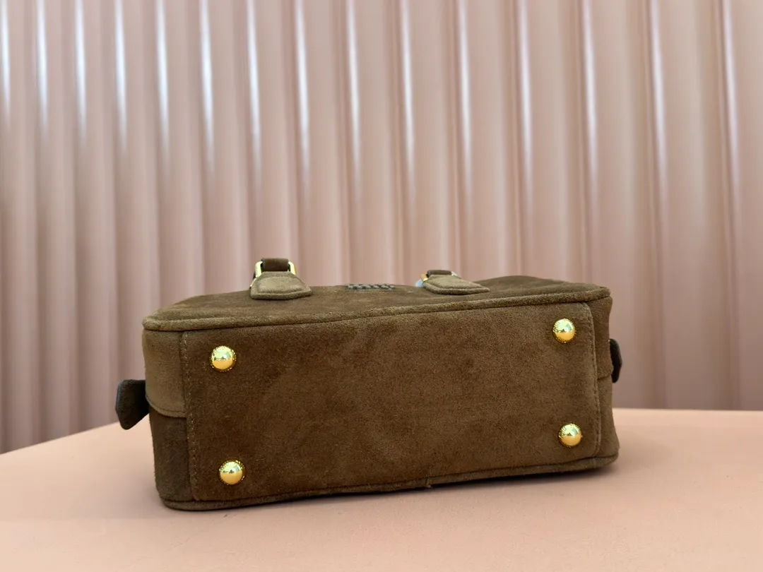 p1560💋💋💋【Full set of packaging at the counter】MIU MIU Miu Miu Caramel Bowling Upper Body Effect! Miu Miu Women's Arcadia Cowhide Handbag Crossbody Bag👝Lightly padded design makes the handbag look fuller, showing a cosmopolitan style. The letter logo, which echoes the finish of the metal hardware, straddles the line between function and decoration, giving this handbag a unique aesthetic and classic feel. Size: 22✖️10.5✖️7.5cm Style number: 5bb142 brown frosted