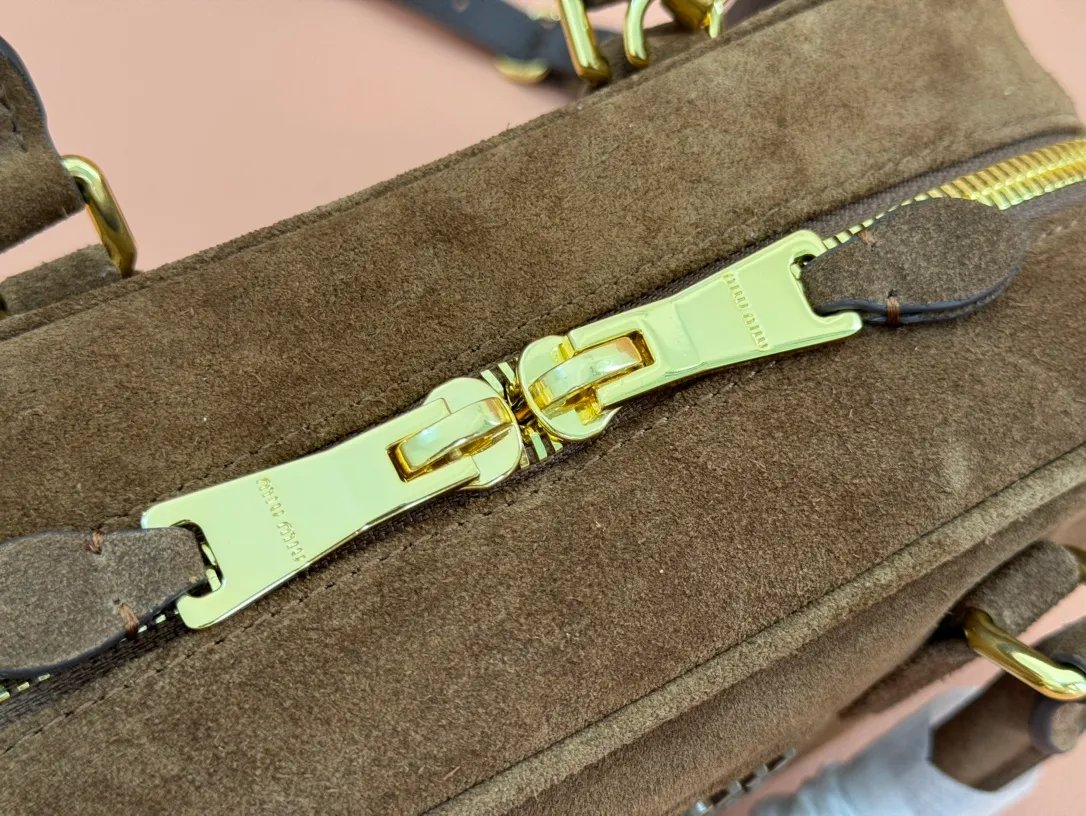 p1560💋💋💋【Full set of packaging at the counter】MIU MIU Miu Miu Caramel Bowling Upper Body Effect! Miu Miu Women's Arcadia Cowhide Handbag Crossbody Bag👝Lightly padded design makes the handbag look fuller, showing a cosmopolitan style. The letter logo, which echoes the finish of the metal hardware, straddles the line between function and decoration, giving this handbag a unique aesthetic and classic feel. Size: 22✖️10.5✖️7.5cm Style number: 5bb142 brown frosted