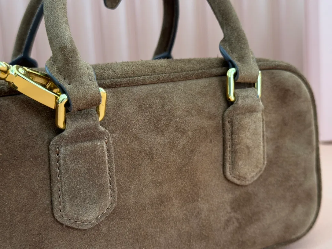 p1560💋💋💋【Full set of packaging at the counter】MIU MIU Miu Miu Caramel Bowling Upper Body Effect! Miu Miu Women's Arcadia Cowhide Handbag Crossbody Bag👝Lightly padded design makes the handbag look fuller, showing a cosmopolitan style. The letter logo, which echoes the finish of the metal hardware, straddles the line between function and decoration, giving this handbag a unique aesthetic and classic feel. Size: 22✖️10.5✖️7.5cm Style number: 5bb142 brown frosted