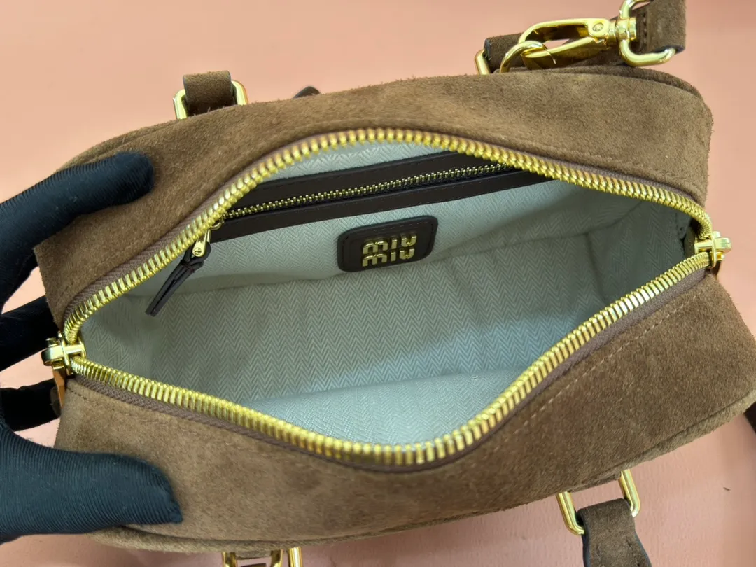 p1560💋💋💋【Full set of packaging at the counter】MIU MIU Miu Miu Caramel Bowling Upper Body Effect! Miu Miu Women's Arcadia Cowhide Handbag Crossbody Bag👝Lightly padded design makes the handbag look fuller, showing a cosmopolitan style. The letter logo, which echoes the finish of the metal hardware, straddles the line between function and decoration, giving this handbag a unique aesthetic and classic feel. Size: 22✖️10.5✖️7.5cm Style number: 5bb142 brown frosted