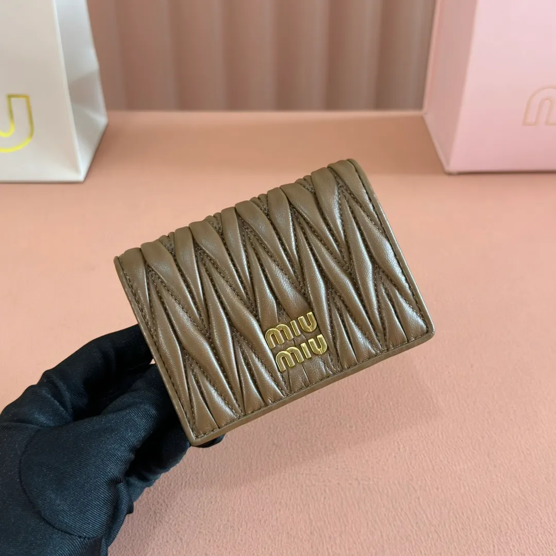 p460. 💋💋💋【Full set of packaging at the counter】🔥 MM latest version pocket wallet💗pocket Wallet💗New small wallet🔥Model: 5MV20 caramel🆕🆕💃💃It is made of imported top-grade sheepskin inside and outside🐮💞Hundred-yuan bills, bank cards, coins, and change can all be stored in it💅💅Size: 11.5 X8 cm.