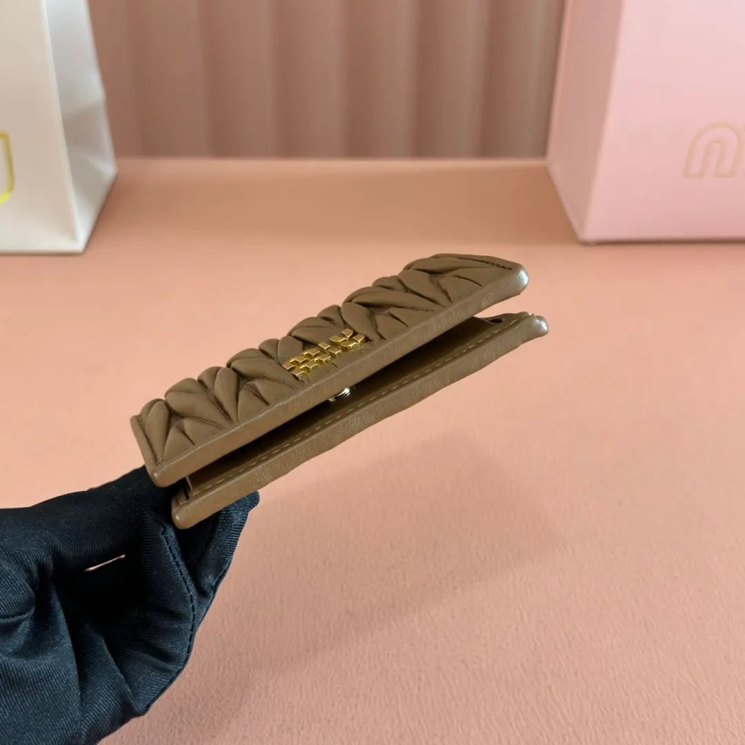 p460. 💋💋💋【Full set of packaging at the counter】🔥 MM latest version pocket wallet💗pocket Wallet💗New small wallet🔥Model: 5MV20 caramel🆕🆕💃💃It is made of imported top-grade sheepskin inside and outside🐮💞Hundred-yuan bills, bank cards, coins, and change can all be stored in it💅💅Size: 11.5 X8 cm.
