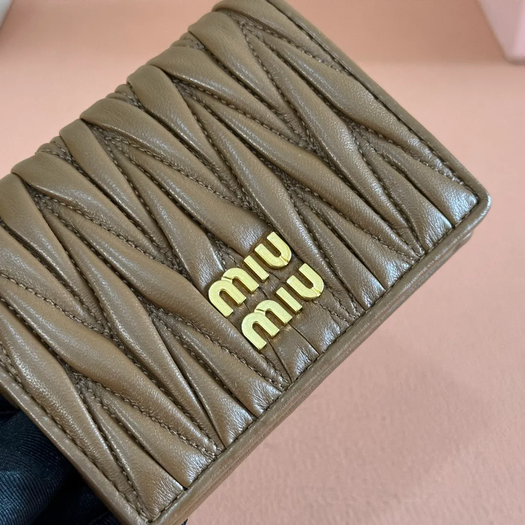 p460. 💋💋💋【Full set of packaging at the counter】🔥 MM latest version pocket wallet💗pocket Wallet💗New small wallet🔥Model: 5MV20 caramel🆕🆕💃💃It is made of imported top-grade sheepskin inside and outside🐮💞Hundred-yuan bills, bank cards, coins, and change can all be stored in it💅💅Size: 11.5 X8 cm.