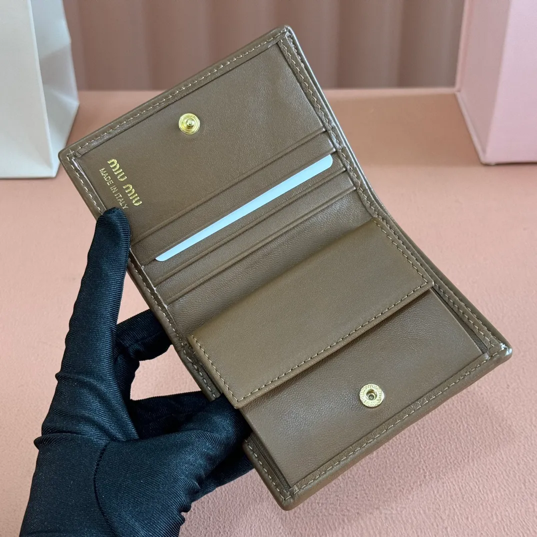 p460. 💋💋💋【Full set of packaging at the counter】🔥 MM latest version pocket wallet💗pocket Wallet💗New small wallet🔥Model: 5MV20 caramel🆕🆕💃💃It is made of imported top-grade sheepskin inside and outside🐮💞Hundred-yuan bills, bank cards, coins, and change can all be stored in it💅💅Size: 11.5 X8 cm.