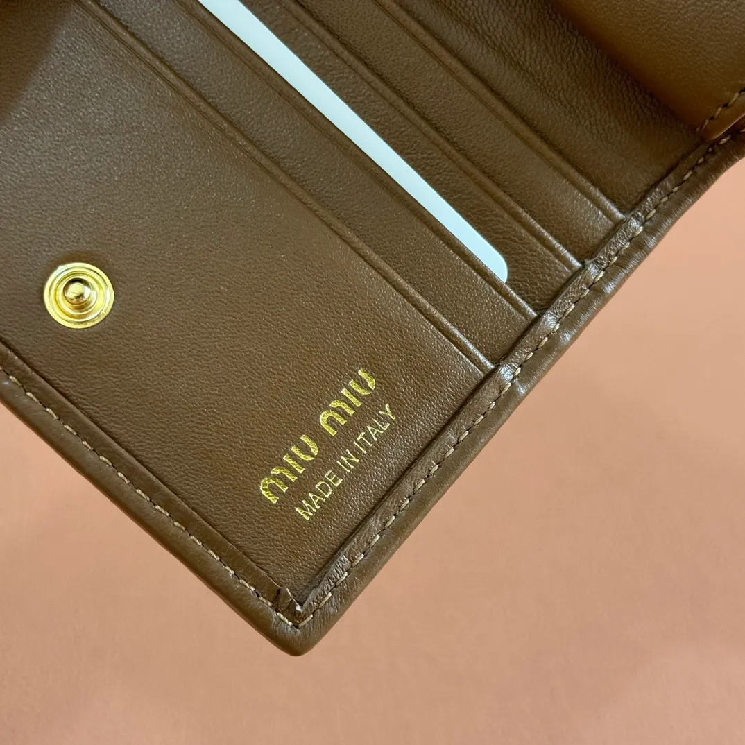 p460. 💋💋💋【Full set of packaging at the counter】🔥 MM latest version pocket wallet💗pocket Wallet💗New small wallet🔥Model: 5MV20 caramel🆕🆕💃💃It is made of imported top-grade sheepskin inside and outside🐮💞Hundred-yuan bills, bank cards, coins, and change can all be stored in it💅💅Size: 11.5 X8 cm.