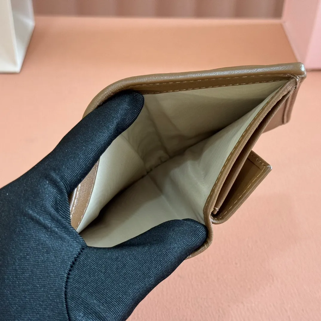 p460. 💋💋💋【Full set of packaging at the counter】🔥 MM latest version pocket wallet💗pocket Wallet💗New small wallet🔥Model: 5MV20 caramel🆕🆕💃💃It is made of imported top-grade sheepskin inside and outside🐮💞Hundred-yuan bills, bank cards, coins, and change can all be stored in it💅💅Size: 11.5 X8 cm.