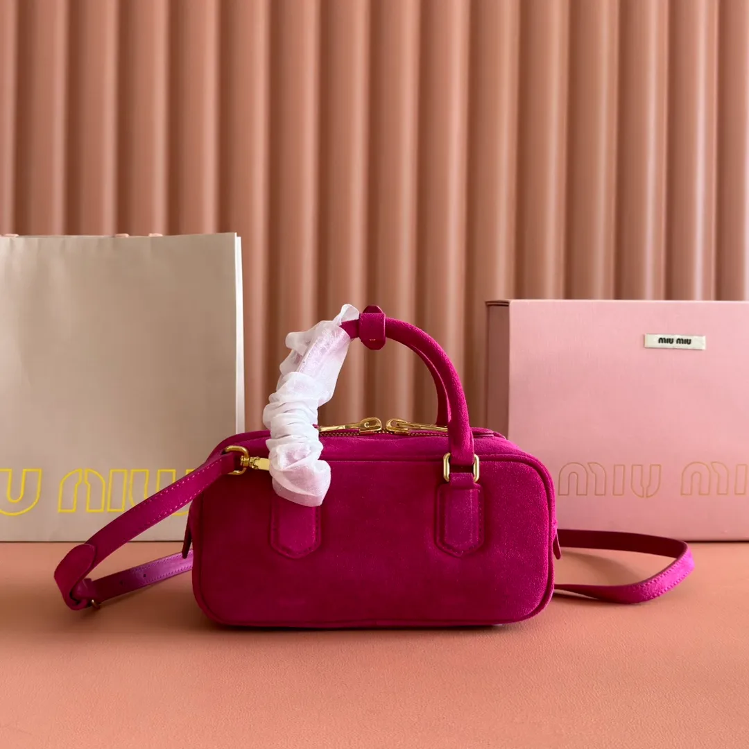 p1560💋💋💋【Full set of packaging at the counter】MIU MIU Miu Miu Caramel Bowling Upper Body Effect! Miu Miu Women's Arcadia Cowhide Handbag Crossbody Bag👝Lightly padded design makes the handbag look fuller, showing a cosmopolitan style. The letter logo, which echoes the finish of the metal hardware, straddles the line between function and decoration, giving this handbag a unique aesthetic and classic feel. Size: 22✖️10.5✖️7.5cm Style number: 5bb142 rose red