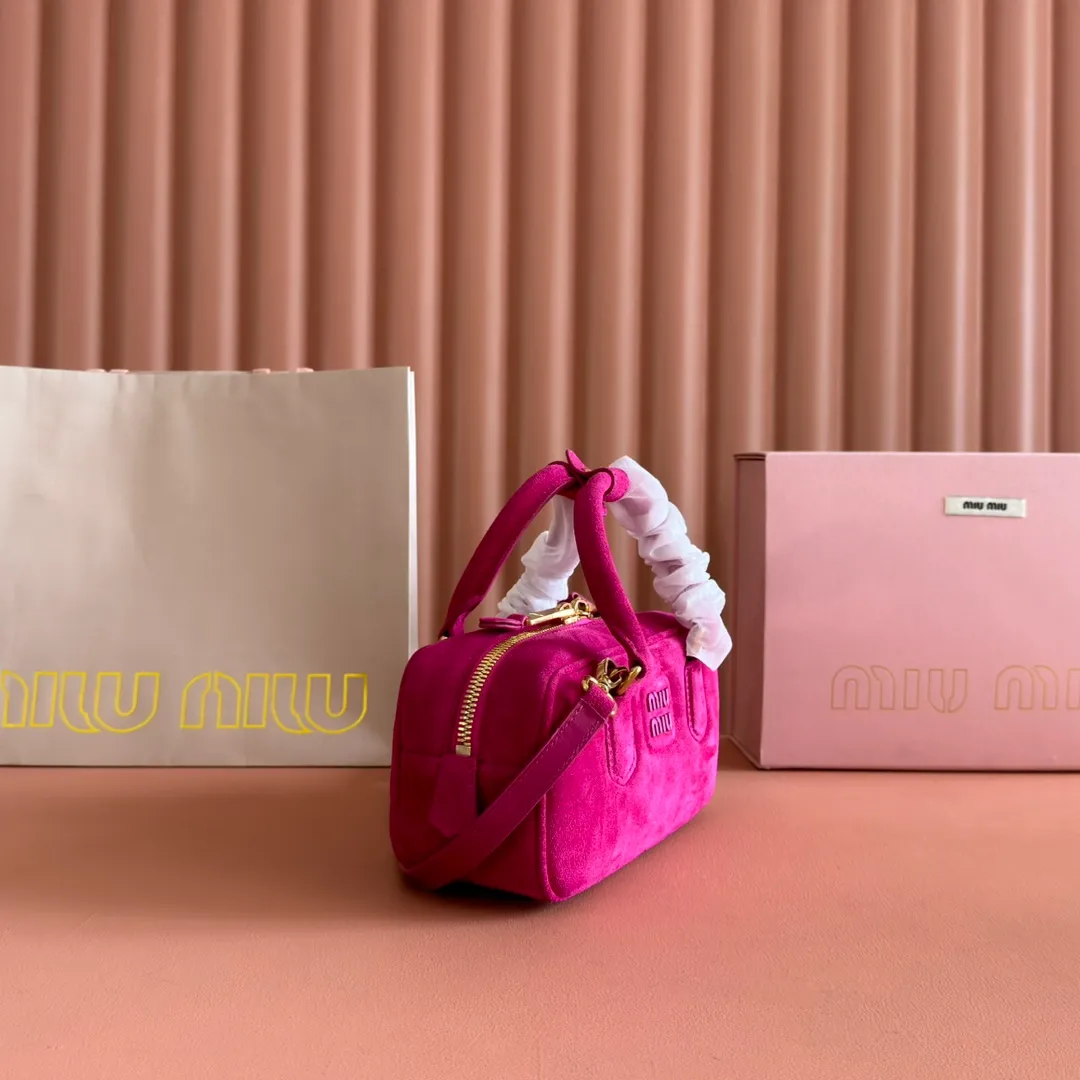 p1560💋💋💋【Full set of packaging at the counter】MIU MIU Miu Miu Caramel Bowling Upper Body Effect! Miu Miu Women's Arcadia Cowhide Handbag Crossbody Bag👝Lightly padded design makes the handbag look fuller, showing a cosmopolitan style. The letter logo, which echoes the finish of the metal hardware, straddles the line between function and decoration, giving this handbag a unique aesthetic and classic feel. Size: 22✖️10.5✖️7.5cm Style number: 5bb142 rose red