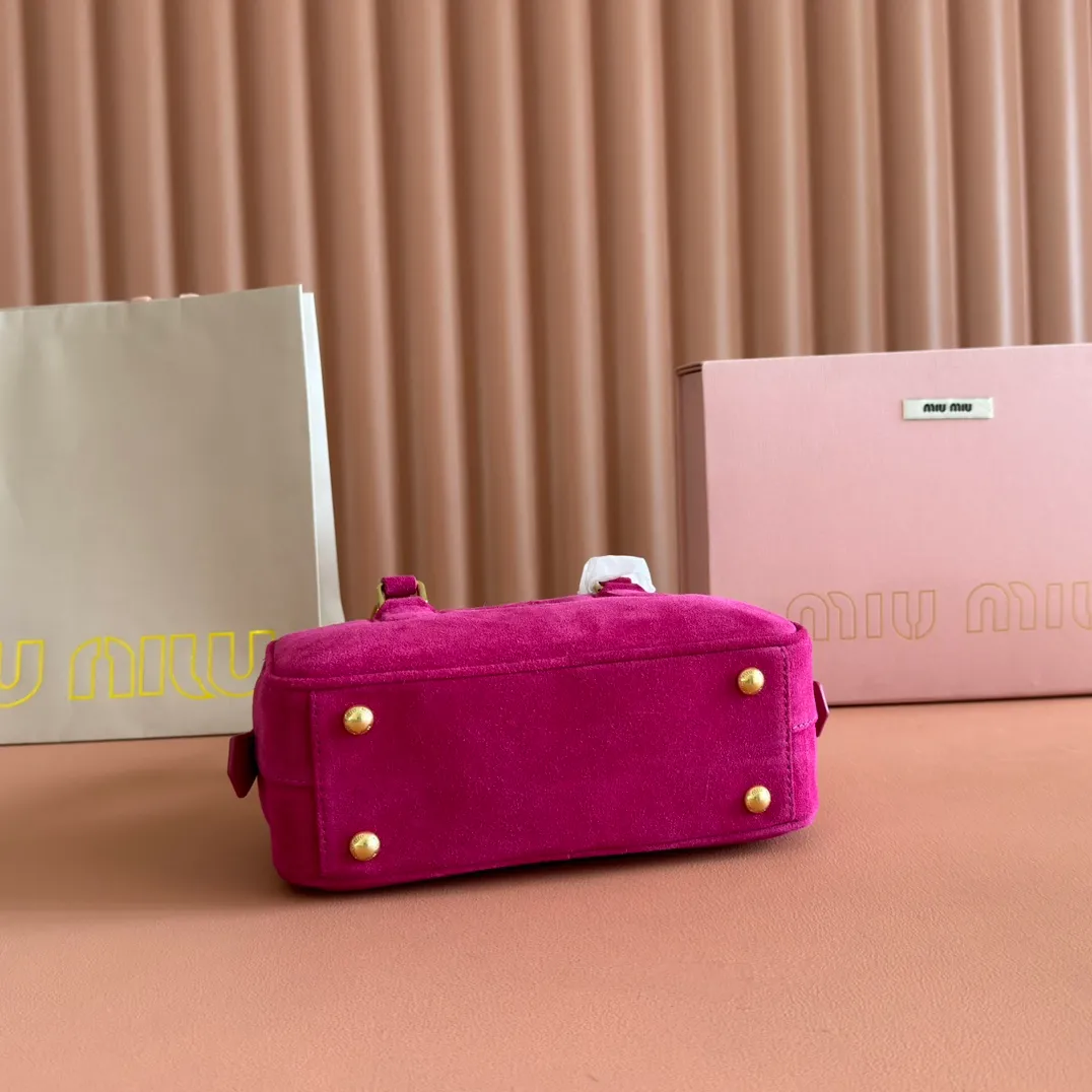 p1560💋💋💋【Full set of packaging at the counter】MIU MIU Miu Miu Caramel Bowling Upper Body Effect! Miu Miu Women's Arcadia Cowhide Handbag Crossbody Bag👝Lightly padded design makes the handbag look fuller, showing a cosmopolitan style. The letter logo, which echoes the finish of the metal hardware, straddles the line between function and decoration, giving this handbag a unique aesthetic and classic feel. Size: 22✖️10.5✖️7.5cm Style number: 5bb142 rose red