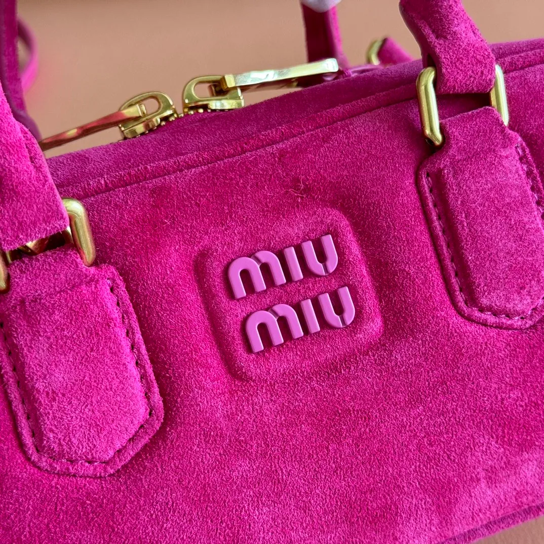 p1560💋💋💋【Full set of packaging at the counter】MIU MIU Miu Miu Caramel Bowling Upper Body Effect! Miu Miu Women's Arcadia Cowhide Handbag Crossbody Bag👝Lightly padded design makes the handbag look fuller, showing a cosmopolitan style. The letter logo, which echoes the finish of the metal hardware, straddles the line between function and decoration, giving this handbag a unique aesthetic and classic feel. Size: 22✖️10.5✖️7.5cm Style number: 5bb142 rose red