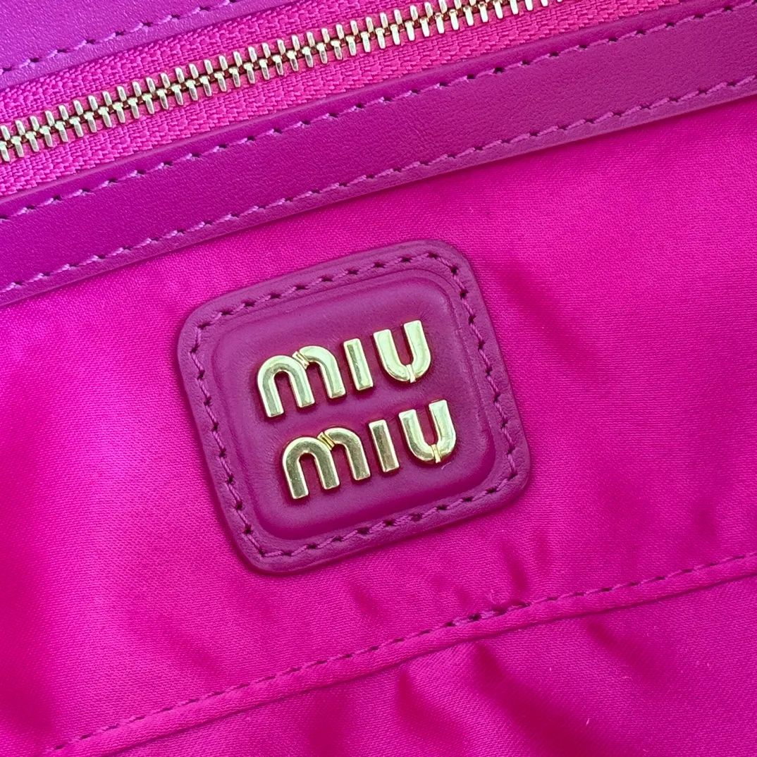 p1560💋💋💋【Full set of packaging at the counter】MIU MIU Miu Miu Caramel Bowling Upper Body Effect! Miu Miu Women's Arcadia Cowhide Handbag Crossbody Bag👝Lightly padded design makes the handbag look fuller, showing a cosmopolitan style. The letter logo, which echoes the finish of the metal hardware, straddles the line between function and decoration, giving this handbag a unique aesthetic and classic feel. Size: 22✖️10.5✖️7.5cm Style number: 5bb142 rose red