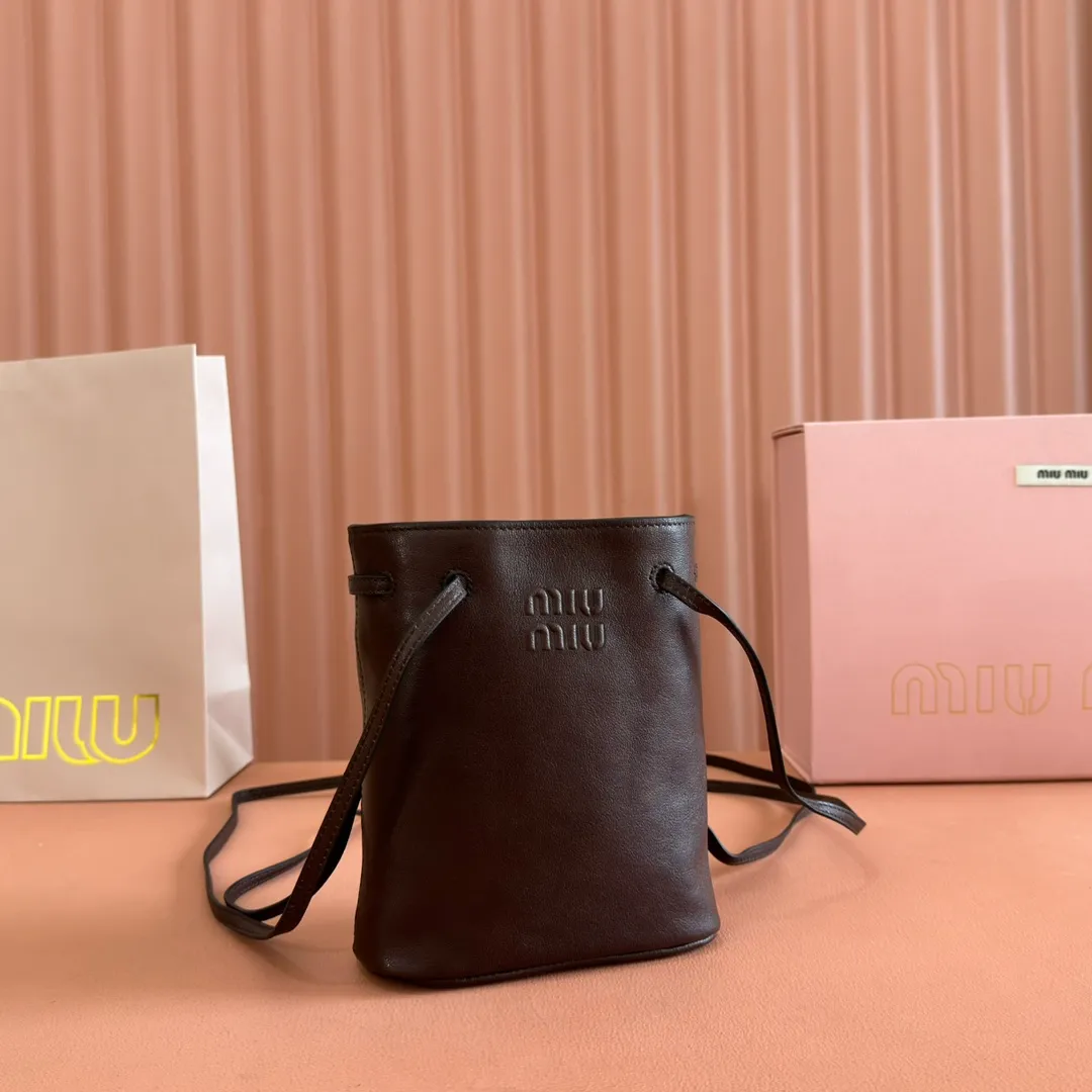 p1100💋💋💋 Equipped with a full set of packaging at the counter [Special Grade Hardware Original Leather] Nappa Sheep Leather Mini Handbag/Shoulder Bag ~ Briar Wood This mini handbag is known for its soft texture of Nappa sheepskin. Adjustable shoulder strap adds practical detail, while embossed letter logo adds classic style ~ Letter logo ~ Adjustable shoulder strap ~ Lined Dimensions: W14×H17×D6cm Number: 5NF460