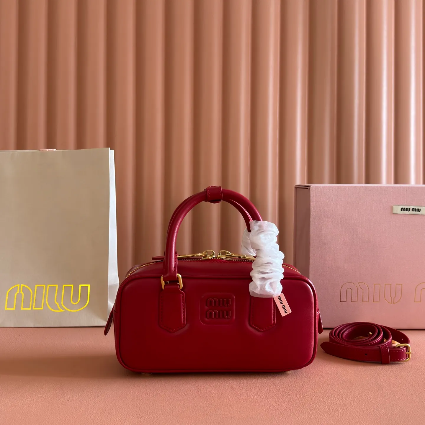 p1640💋💋💋【Full set of packaging at the counter】MIU MIU Miu Miu Caramel Bowling Upper Body Effect! Miu Miu Women's Arcadia Cowhide Handbag Crossbody Bag👝Lightly padded design makes the handbag look fuller, showing a cosmopolitan style. The letter logo, which echoes the finish of the metal hardware, straddles the line between function and decoration, giving this handbag a unique aesthetic and classic feel. Size: 22✖️10.5✖️7.5cm Style number: 500142