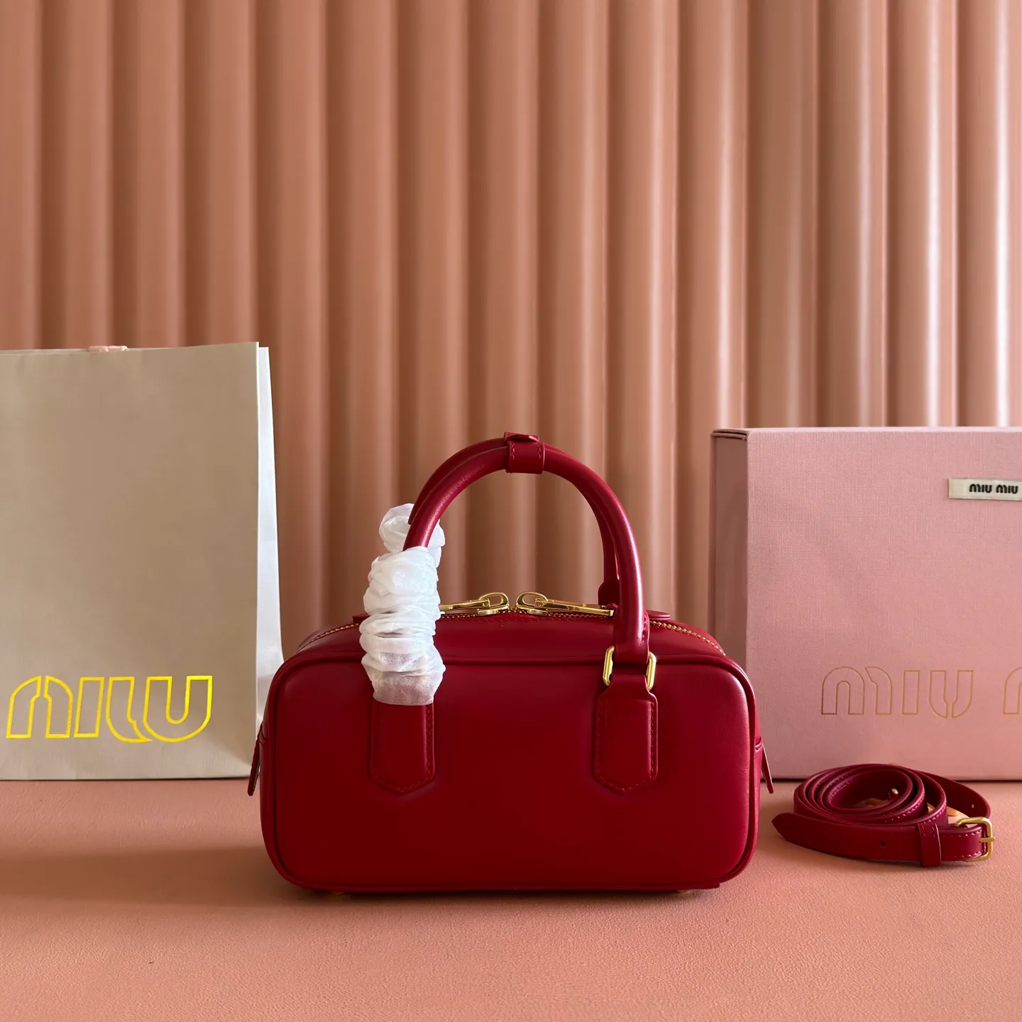p1640💋💋💋【Full set of packaging at the counter】MIU MIU Miu Miu Caramel Bowling Upper Body Effect! Miu Miu Women's Arcadia Cowhide Handbag Crossbody Bag👝Lightly padded design makes the handbag look fuller, showing a cosmopolitan style. The letter logo, which echoes the finish of the metal hardware, straddles the line between function and decoration, giving this handbag a unique aesthetic and classic feel. Size: 22✖️10.5✖️7.5cm Style number: 500142