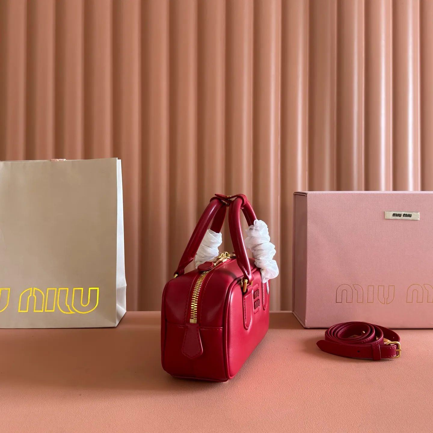 p1640💋💋💋【Full set of packaging at the counter】MIU MIU Miu Miu Caramel Bowling Upper Body Effect! Miu Miu Women's Arcadia Cowhide Handbag Crossbody Bag👝Lightly padded design makes the handbag look fuller, showing a cosmopolitan style. The letter logo, which echoes the finish of the metal hardware, straddles the line between function and decoration, giving this handbag a unique aesthetic and classic feel. Size: 22✖️10.5✖️7.5cm Style number: 500142