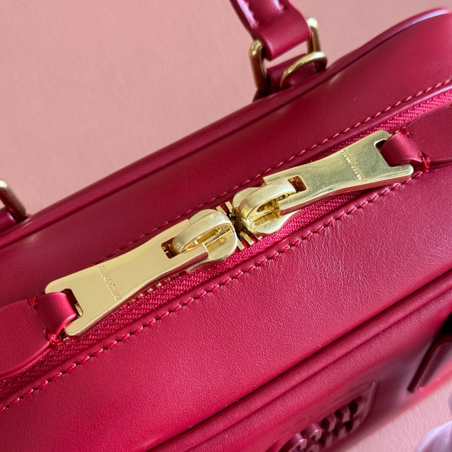 p1640💋💋💋【Full set of packaging at the counter】MIU MIU Miu Miu Caramel Bowling Upper Body Effect! Miu Miu Women's Arcadia Cowhide Handbag Crossbody Bag👝Lightly padded design makes the handbag look fuller, showing a cosmopolitan style. The letter logo, which echoes the finish of the metal hardware, straddles the line between function and decoration, giving this handbag a unique aesthetic and classic feel. Size: 22✖️10.5✖️7.5cm Style number: 500142