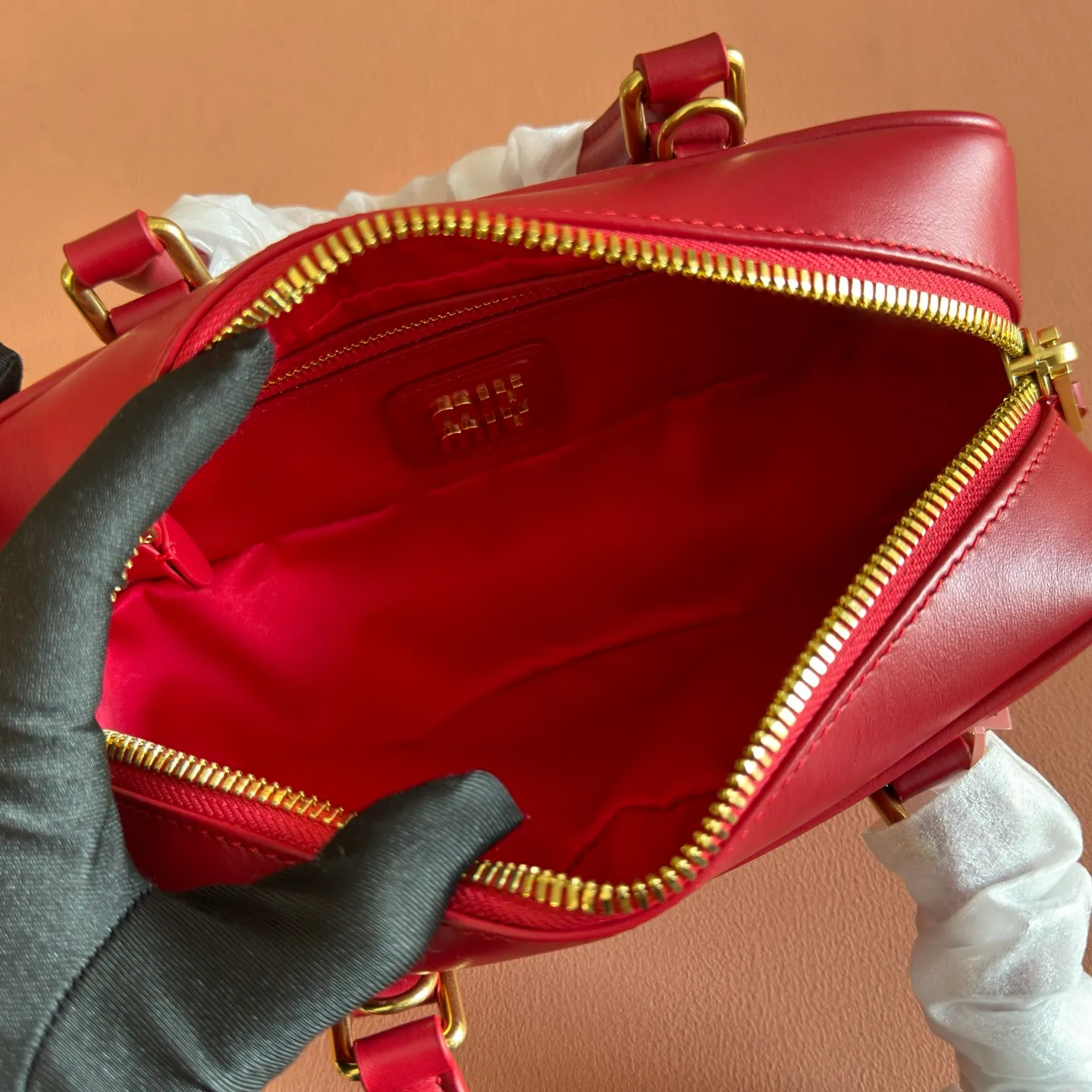 p1640💋💋💋【Full set of packaging at the counter】MIU MIU Miu Miu Caramel Bowling Upper Body Effect! Miu Miu Women's Arcadia Cowhide Handbag Crossbody Bag👝Lightly padded design makes the handbag look fuller, showing a cosmopolitan style. The letter logo, which echoes the finish of the metal hardware, straddles the line between function and decoration, giving this handbag a unique aesthetic and classic feel. Size: 22✖️10.5✖️7.5cm Style number: 500142