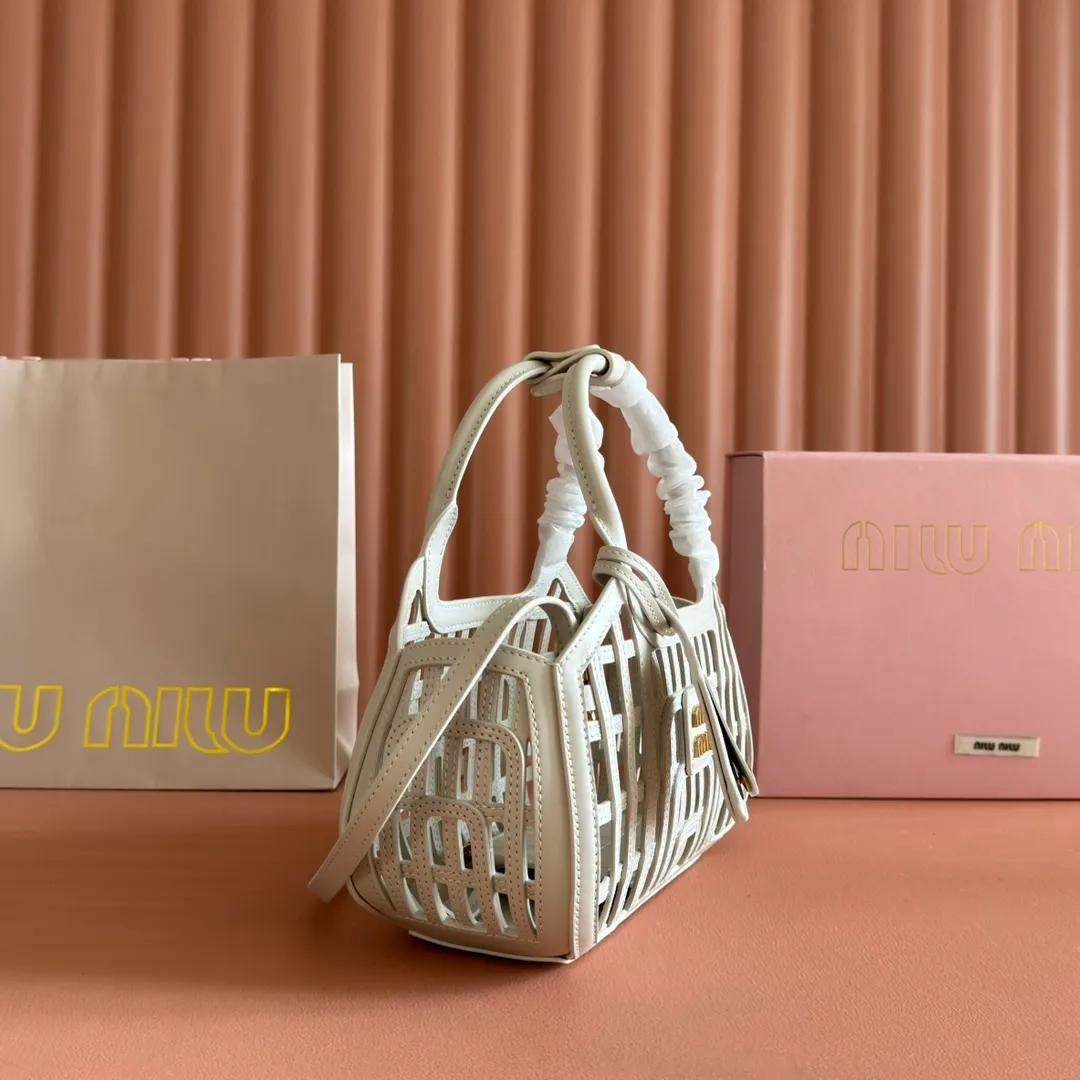 p2080💋💋💋【Configured with full counter package】MIUM new vegetable basket, soft Naa leather handbag, designed with exquisite weaving pattern and unique structure, showing summer style, complex craftsmanship reflects the exquisite and elegant beauty of MIU series, detachable and adjustable leather long shoulder strap, with zipper small bag hanging decoration inside, strong practicality, perfect choice for commuting to work, picnics and vacations/Model 5ba294 Size 24 X12.5 X 9 cm