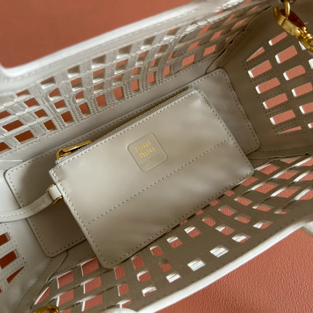 p2080💋💋💋【Configured with full counter package】MIUM new vegetable basket, soft Naa leather handbag, designed with exquisite weaving pattern and unique structure, showing summer style, complex craftsmanship reflects the exquisite and elegant beauty of MIU series, detachable and adjustable leather long shoulder strap, with zipper small bag hanging decoration inside, strong practicality, perfect choice for commuting to work, picnics and vacations/Model 5ba294 Size 24 X12.5 X 9 cm