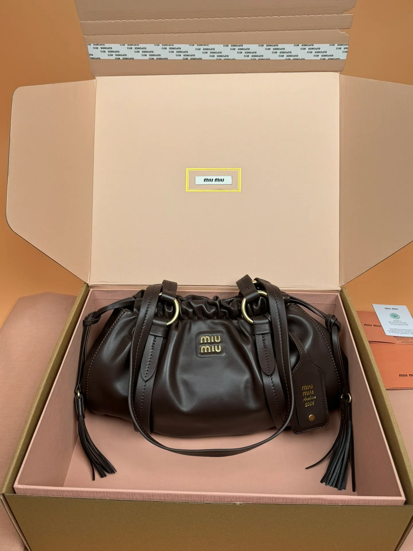 [Premium Hardware Original Leather] p1700 joke nappa sheepskin handbag ~ Heather color The new joie is made of nappa sheepskin and decorated with exquisite pendants and letter logos to increase brand recognition. Detachable charm, antiqued gold hardware, metal letter logo on front, magnetic fastening, lining and zipped pocket. Size: w32×h16×d10.5cm No.: 5bg306