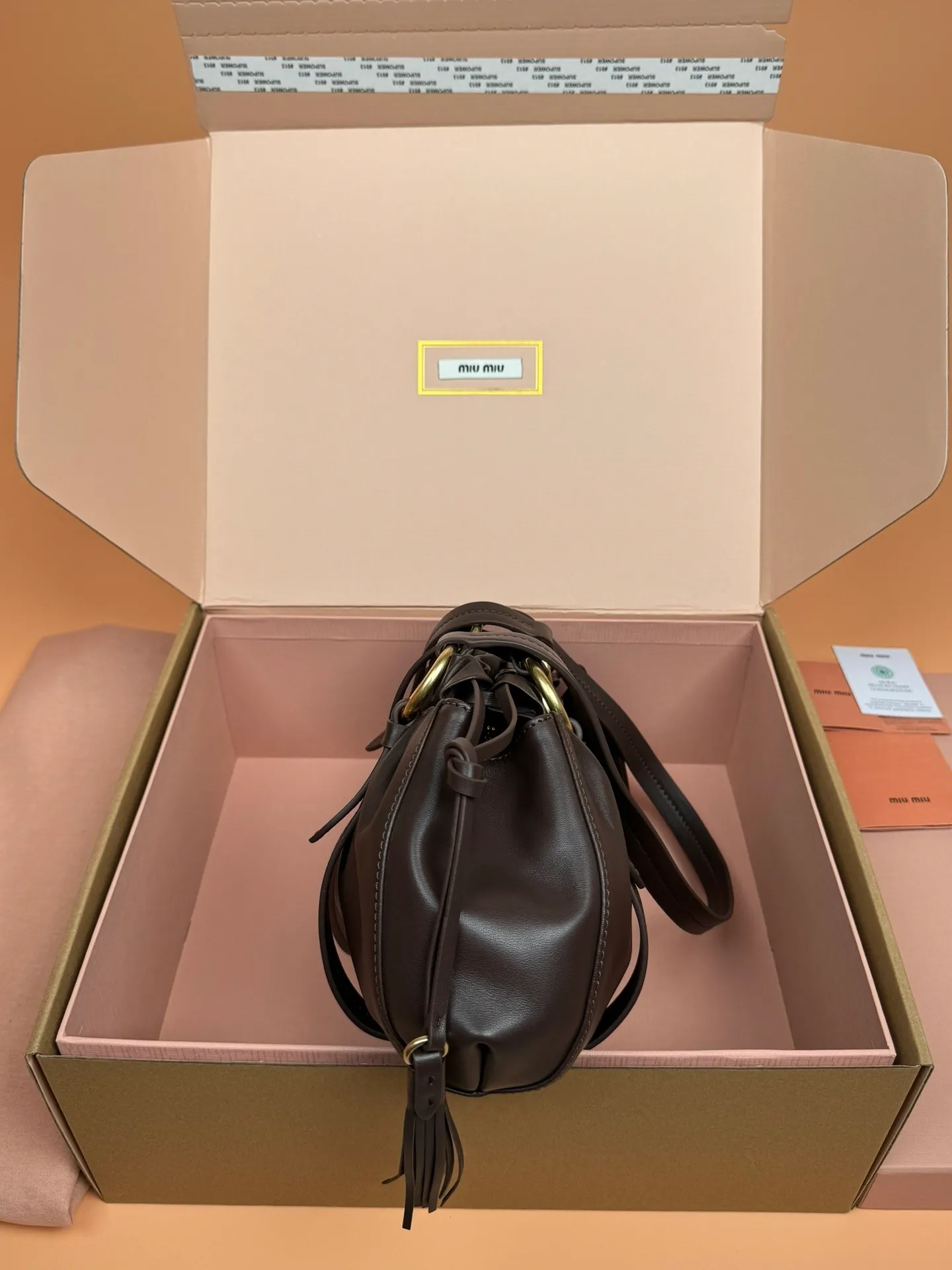 [Premium Hardware Original Leather] p1700 joke nappa sheepskin handbag ~ Heather color The new joie is made of nappa sheepskin and decorated with exquisite pendants and letter logos to increase brand recognition. Detachable charm, antiqued gold hardware, metal letter logo on front, magnetic fastening, lining and zipped pocket. Size: w32×h16×d10.5cm No.: 5bg306