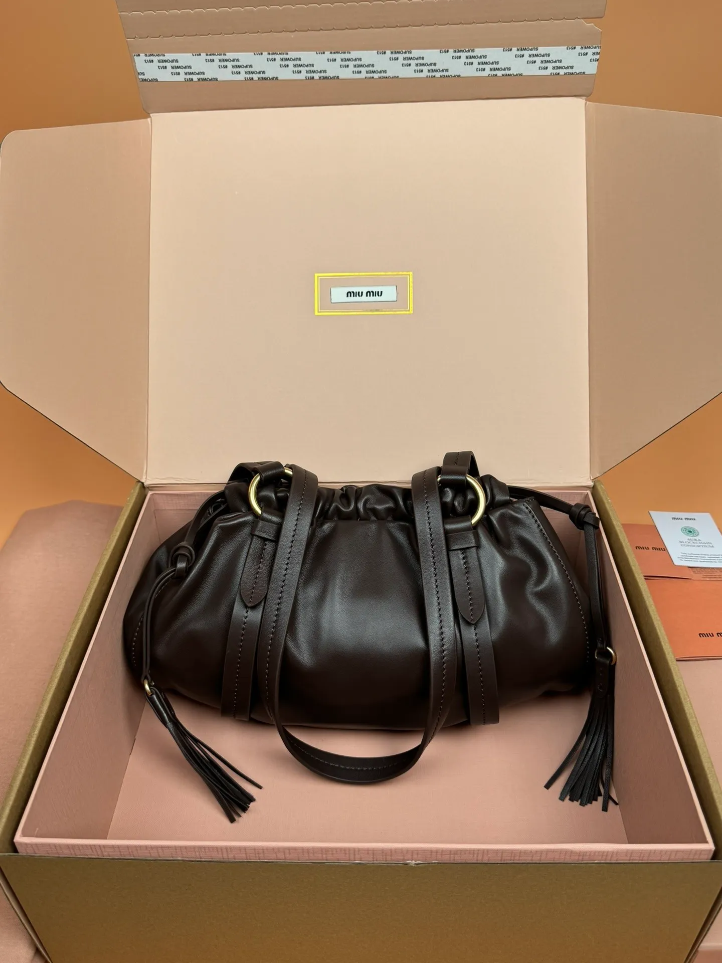 [Premium Hardware Original Leather] p1700 joke nappa sheepskin handbag ~ Heather color The new joie is made of nappa sheepskin and decorated with exquisite pendants and letter logos to increase brand recognition. Detachable charm, antiqued gold hardware, metal letter logo on front, magnetic fastening, lining and zipped pocket. Size: w32×h16×d10.5cm No.: 5bg306