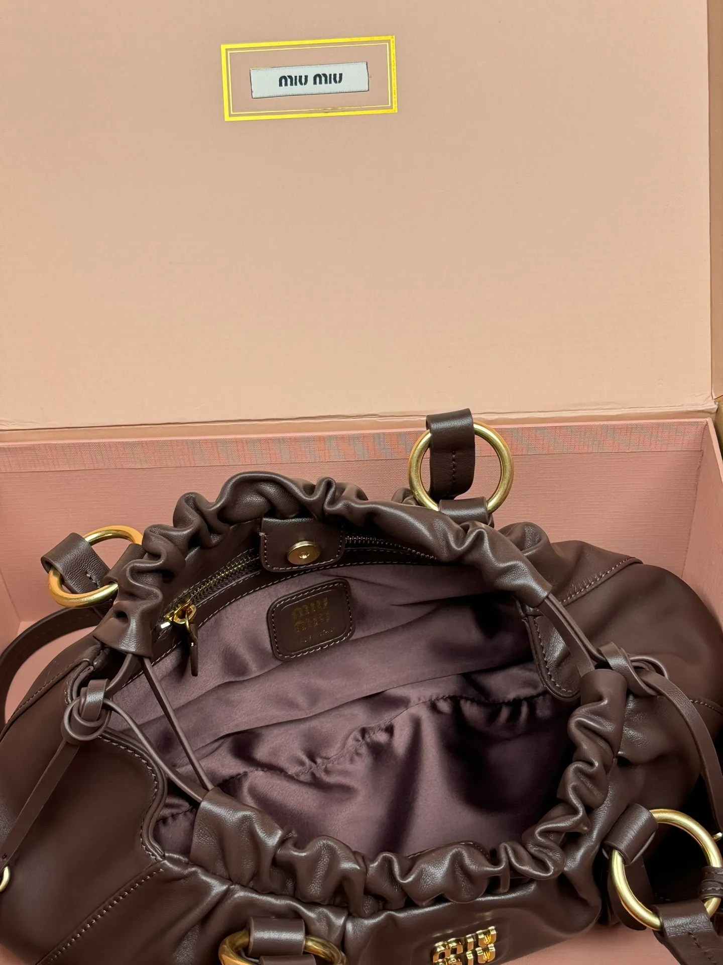 [Premium Hardware Original Leather] p1700 joke nappa sheepskin handbag ~ Heather color The new joie is made of nappa sheepskin and decorated with exquisite pendants and letter logos to increase brand recognition. Detachable charm, antiqued gold hardware, metal letter logo on front, magnetic fastening, lining and zipped pocket. Size: w32×h16×d10.5cm No.: 5bg306