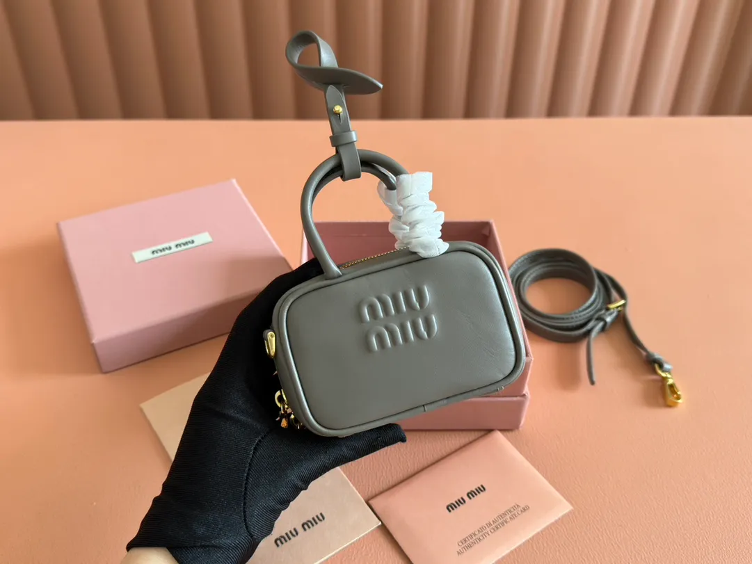 p800💋💋💋【Special grade hardware original leather】Imported cow leather pendant. This pendant can be decorated with other accessories and has a unique style. Decorated with an embossed logo for an added signature touch. - Lace-up closure - Zipper closure - Embossed letter logo - Lined Dimensions: w11×h7×d4cm Number: 5NR036